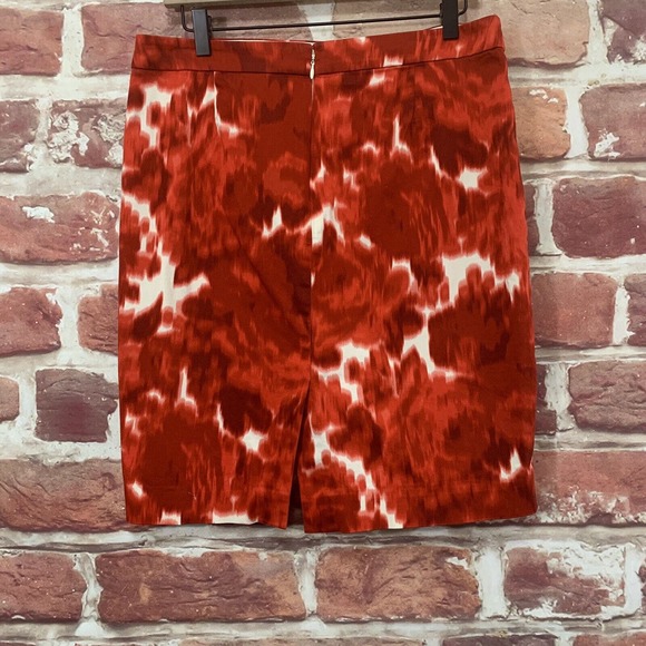 J Crew The Pencil Skirt Women's Size 10 Red White Floral Print Zip Up - Picture 3 of 7